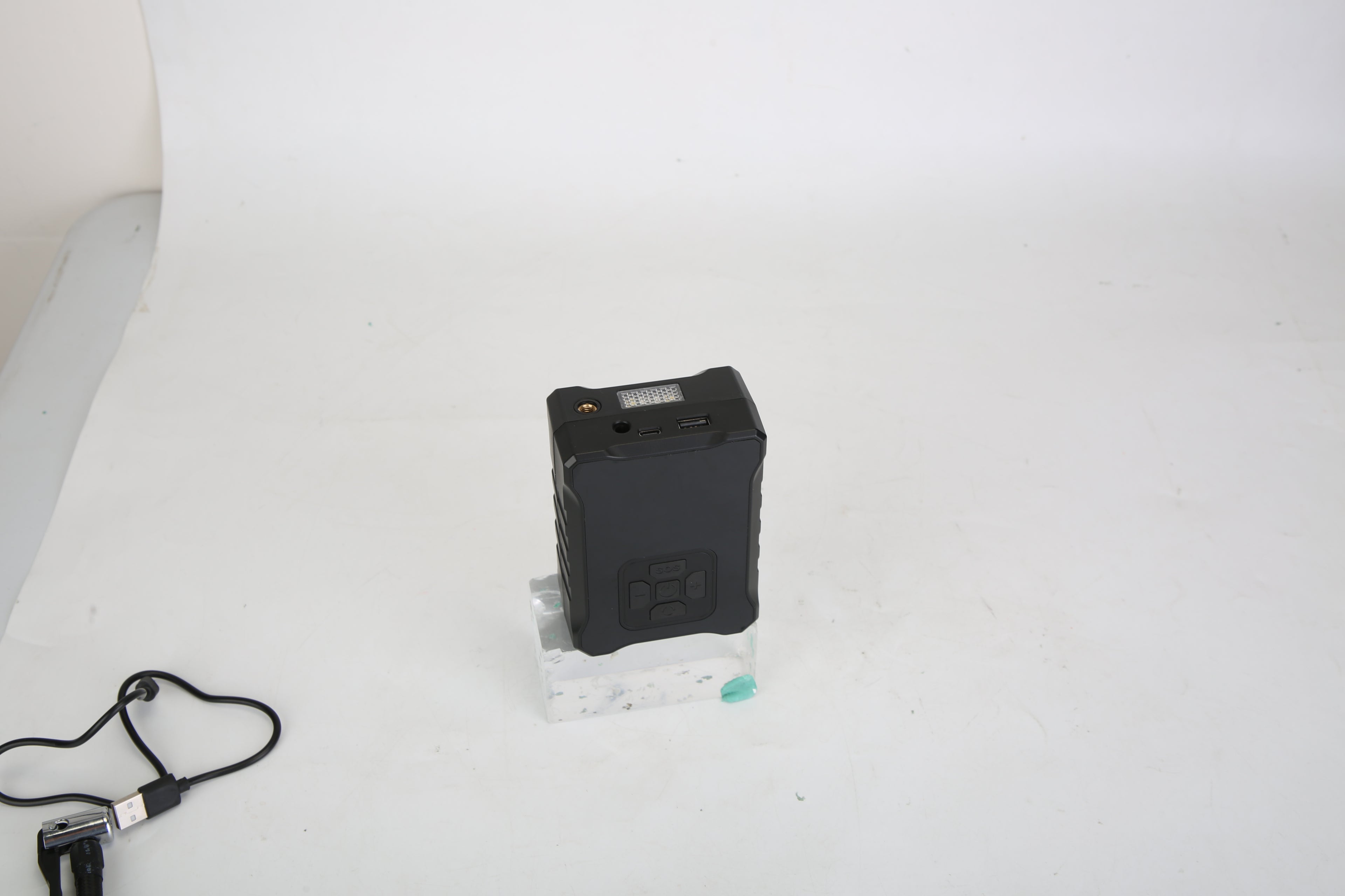 1 Stück 150 PSI kabelloser Reifenfüller – digitaler Luftkompressor mit LED-Licht und Notfall-Powerbank für Autos, Motorräder, Fahrräder und Bälle.