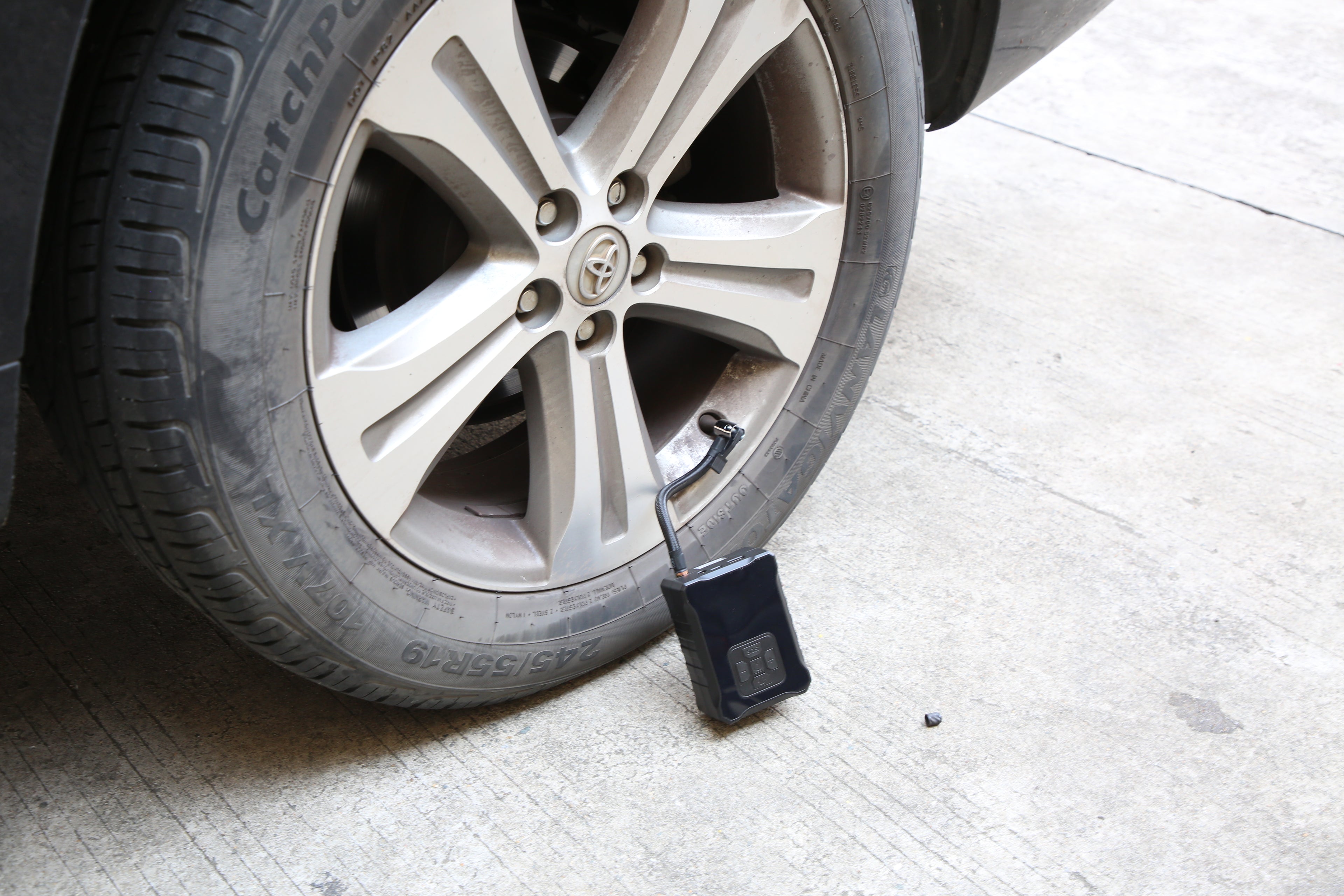 1 Stück 150 PSI kabelloser Reifenfüller – digitaler Luftkompressor mit LED-Licht und Notfall-Powerbank für Autos, Motorräder, Fahrräder und Bälle.